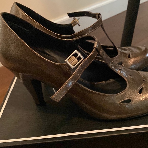 Mia gold t-straps 7.5 excellent used condition original box - Picture 1 of 11